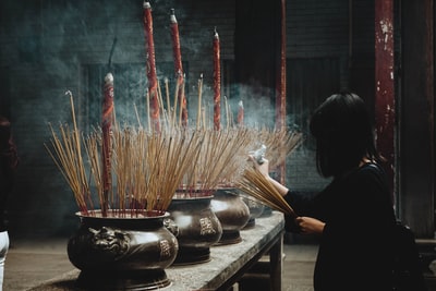 Women put incense on the pot
